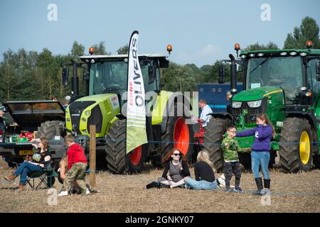 Waltham St Lawrence, Royaume-Uni. 26 septembre 2021. C'était une belle journée ensoleillée, alors que des tracteurs modernes et anciens l'ont combattue lors du match de labour annuel de la Royal East Berkshire Agricultural Association à Church Farm. Il y a eu une vente aux enchères de légumes et de fruits cultivés par les agriculteurs locaux. Les clients ont profité d'un spectacle canin, de la fauconnerie et d'une journée sous le soleil d'automne. Crédit : Maureen McLean/Alay Live News Banque D'Images