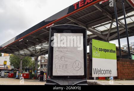 Panneau « Orry, No Fuel Left » à une station Texaco dans le centre de Londres. De nombreuses stations sont à court de carburant en raison d'une pénurie de conducteurs du VHG liés au Brexit et d'achats de panique. Londres, Royaume-Uni. 26 septembre 2021. Banque D'Images