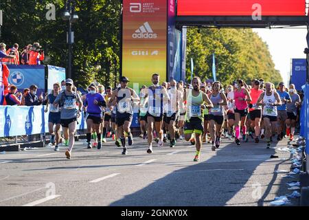 Berlin, Allemagne. 26 septembre 2021. Les coureurs commencent lors du marathon de Berlin 2021 à Berlin, capitale de l'Allemagne, le 26 septembre 2021. Credit: Stefan Zeitz/Xinhua/Alay Live News Banque D'Images