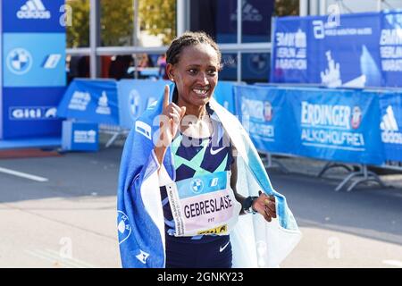 Berlin, Allemagne. 26 septembre 2021. Gotytom Gebreslase d'Ethiopie célèbre la victoire après avoir remporté la course féminine du Marathon de Berlin 2021 à Berlin, capitale de l'Allemagne, le 26 septembre 2021. Credit: Stefan Zeitz/Xinhua/Alay Live News Banque D'Images