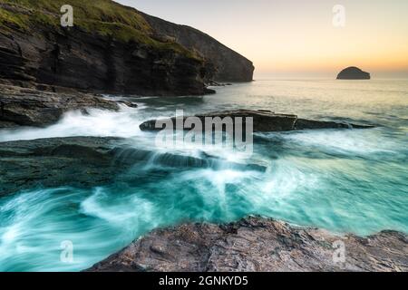 Des vagues spectaculaires s'écrasent sur la côte rocheuse au coucher du soleil en Cornouailles Banque D'Images