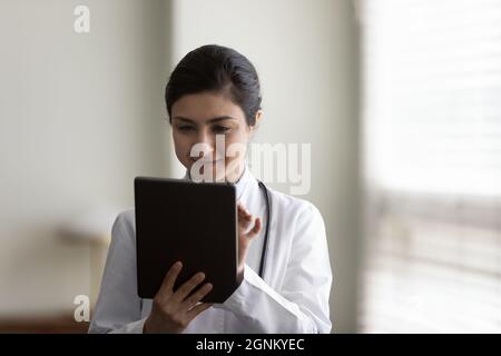 Jeune femme active ciblée utilisant un ordinateur tablette Banque D'Images
