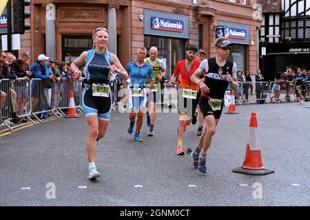 Bolton, Royaume-Uni - 4 juillet 2021 : COURSE IRONMAN à Bolton, les coureurs du marathon sont en course. Banque D'Images