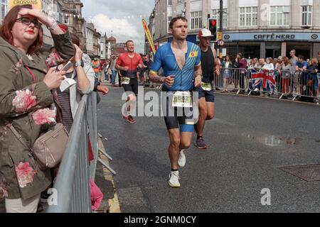 Bolton, Royaume-Uni - 4 juillet 2021 : COURSE IRONMAN à Bolton, les coureurs du marathon sont en course. Banque D'Images