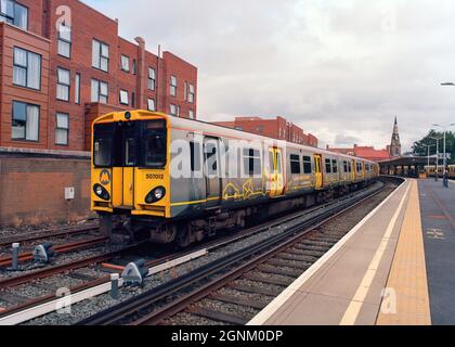 New Brighton, Royaume-Uni - 11 septembre 2021 : le train électrique Merseyrail (classe 507) à la voie d'évitement de la gare de New Brighton. Banque D'Images