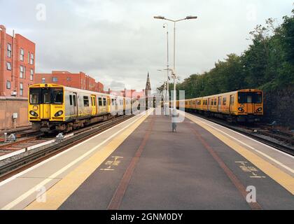 New Brighton, Royaume-Uni - 11 septembre 2021 : les trains électriques Merseyrail (classe 507) sur les voies de la gare de New Brighton. Banque D'Images