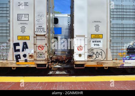 Bensenville, Illinois, États-Unis. Un train de marchandises du chemin de fer canadien Pacifique passe lentement par les plates-formes de la gare de banlieue. Banque D'Images