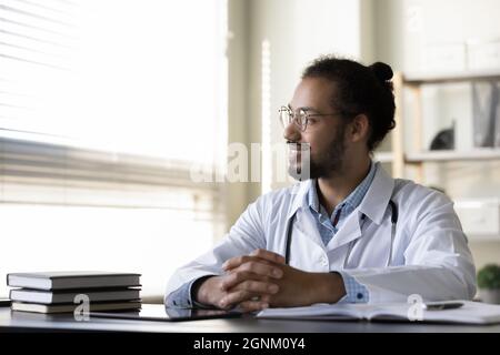 Portrait d'un jeune professionnel de la santé heureux sur le lieu de travail Banque D'Images