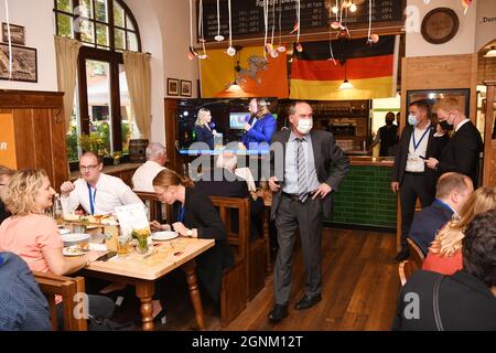 Munich, Allemagne. 26 septembre 2021. Le président des électeurs libres, Hubert Aiwanger (M), traverse le pub où se déroule le parti électoral des électeurs libres. Credit: Tobias Hase/dpa/Alay Live News Banque D'Images