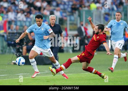 Felipe Anderson du Latium (L) vit pour le ballon avec Matias Vina de Roma (R) pendant le championnat italien Serie Un match de football entre SS Lazio et AS Roma le 26 septembre 2021 au Stadio Olimpico à Rome, Italie - photo Federico Proietti / DPPI Banque D'Images