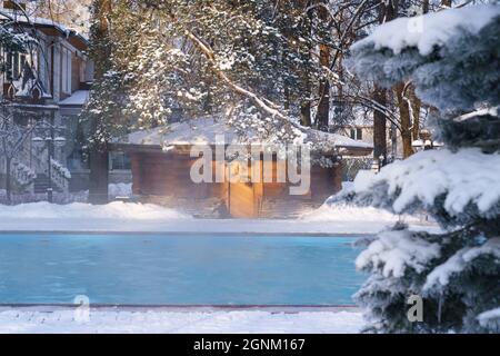 Centre de villégiature thermal d'hiver avec piscine extérieure de ruisseau d'eau thermale à l'air gelé Banque D'Images
