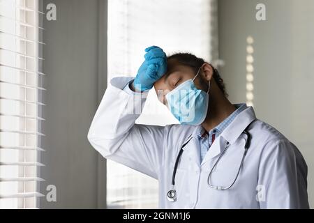 Fatigue excessive du médecin due au travail à l'hôpital Covid Banque D'Images