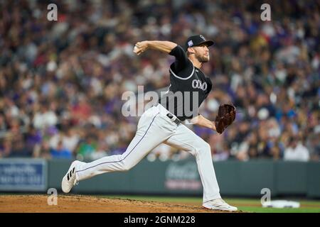 Denver CO, États-Unis. 25 septembre 2021. Le pichet du Colorado (52) lance un terrain pendant le match avec les Giants de San Francisco et les Rocheuses du Colorado tenues à Coors Field dans Denver Co. David Seelig/Cal Sport Medi. Crédit : csm/Alay Live News Banque D'Images