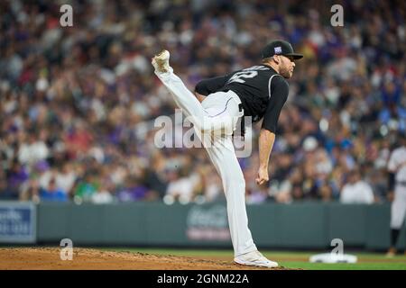 Denver CO, États-Unis. 25 septembre 2021. Le pichet du Colorado (52) lance un terrain pendant le match avec les Giants de San Francisco et les Rocheuses du Colorado tenues à Coors Field dans Denver Co. David Seelig/Cal Sport Medi. Crédit : csm/Alay Live News Banque D'Images