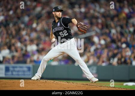 Denver CO, États-Unis. 25 septembre 2021. Le pichet du Colorado (52) lance un terrain pendant le match avec les Giants de San Francisco et les Rocheuses du Colorado tenues à Coors Field dans Denver Co. David Seelig/Cal Sport Medi. Crédit : csm/Alay Live News Banque D'Images