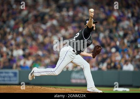 Denver CO, États-Unis. 25 septembre 2021. Le pichet du Colorado (52) lance un terrain pendant le match avec les Giants de San Francisco et les Rocheuses du Colorado tenues à Coors Field dans Denver Co. David Seelig/Cal Sport Medi. Crédit : csm/Alay Live News Banque D'Images
