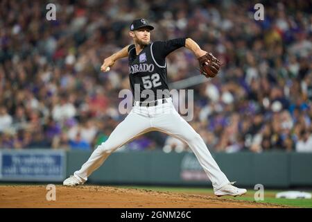 Denver CO, États-Unis. 25 septembre 2021. Le pichet du Colorado (52) lance un terrain pendant le match avec les Giants de San Francisco et les Rocheuses du Colorado tenues à Coors Field dans Denver Co. David Seelig/Cal Sport Medi. Crédit : csm/Alay Live News Banque D'Images