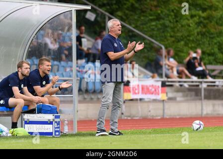 Aschheim, Allemagne. 26 septembre 2021. Steffen Beck (entraîneur VfL Wolfsburg II) pendant le 2. Frauen Bundesliga match entre le FC Bayern Munich II et VfLWolfsburg II au Sportpark Aschheim, Allemagne. Crédit: SPP Sport presse photo. /Alamy Live News Banque D'Images