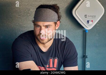 Denver CO, États-Unis. 25 septembre 2021. San Francisco Shortstop Brandon Crawford (35) parle avant le match avec San Francisco Giants et Colorado Rockies qui s'est tenu à Coors Field à Denver Co. David Seelig/Cal Sport Medi. Crédit : csm/Alay Live News Banque D'Images