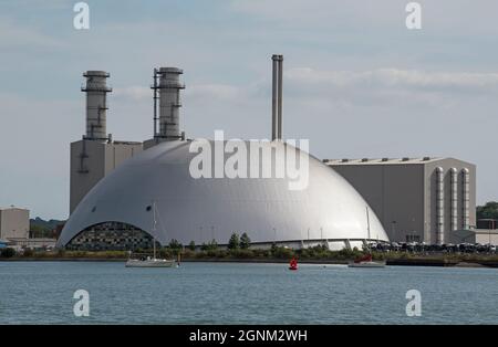 Southampton, Angleterre, Royaume-Uni. 2021. Usine ERF Marchwood qui produit de l'électricité à partir de déchets non recyclables dans l'estuaire de Southampton Water, Royaume-Uni Banque D'Images