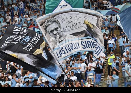Roma, Italie. 26 septembre 2021. Lazio supporters pendant la série Un match de football entre SS Lazio et COMME Roma calcio au stade Olimpico à Rome (Italie), le 26 septembre 2021. Photo Antonietta Baldassarre/Insidefoto Credit: Insidefoto srl/Alay Live News Banque D'Images