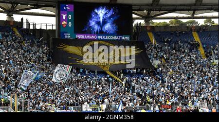 Roma, Italie. 26 septembre 2021. Chorégraphie Lazio pendant la série Un match de football entre SS Lazio et AS Roma calcio au stade Olimpico à Rome (Italie), le 26 septembre 2021. Photo Antonietta Baldassarre/Insidefoto Credit: Insidefoto srl/Alay Live News Banque D'Images