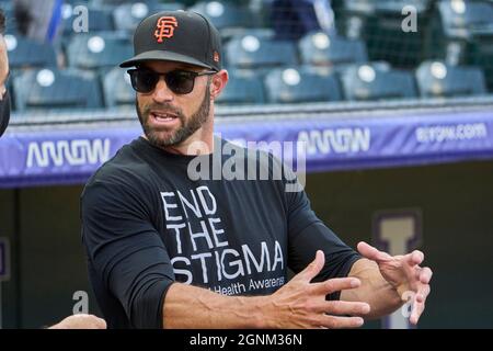 Denver CO, États-Unis. 25 septembre 2021. Gabe Kapler, responsable de San Francisco (19), parle avant le match avec les San Francisco Giants et les Colorado Rockies qui se sont tenus à Coors Field, à Denver Co. David Seelig/Cal Sport Medi. Crédit : csm/Alay Live News Banque D'Images