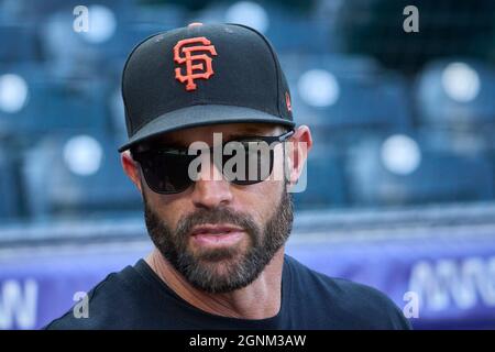 Denver CO, États-Unis. 25 septembre 2021. Gabe Kapler, responsable de San Francisco (19), parle avant le match avec les San Francisco Giants et les Colorado Rockies qui se sont tenus à Coors Field, à Denver Co. David Seelig/Cal Sport Medi. Crédit : csm/Alay Live News Banque D'Images