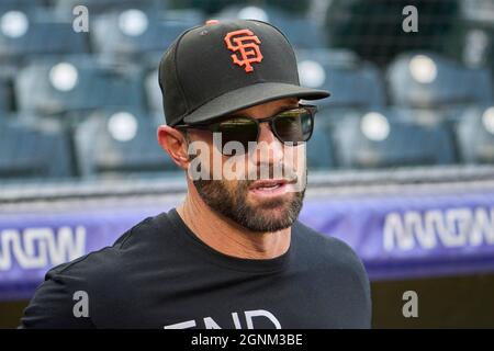 Denver CO, États-Unis. 25 septembre 2021. Gabe Kapler, responsable de San Francisco (19), parle avant le match avec les San Francisco Giants et les Colorado Rockies qui se sont tenus à Coors Field, à Denver Co. David Seelig/Cal Sport Medi. Crédit : csm/Alay Live News Banque D'Images