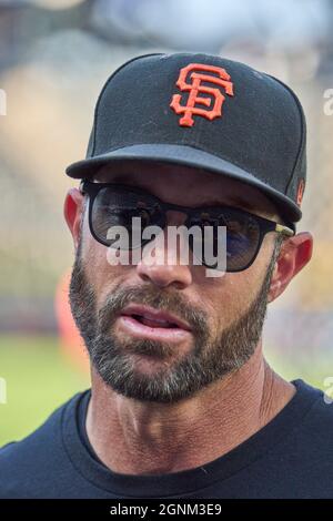 Denver CO, États-Unis. 25 septembre 2021. Gabe Kapler, responsable de San Francisco (19), parle avant le match avec les San Francisco Giants et les Colorado Rockies qui se sont tenus à Coors Field, à Denver Co. David Seelig/Cal Sport Medi. Crédit : csm/Alay Live News Banque D'Images