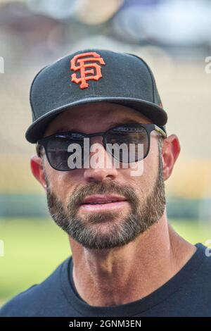 Denver CO, États-Unis. 25 septembre 2021. Gabe Kapler, responsable de San Francisco (19), parle avant le match avec les San Francisco Giants et les Colorado Rockies qui se sont tenus à Coors Field, à Denver Co. David Seelig/Cal Sport Medi. Crédit : csm/Alay Live News Banque D'Images