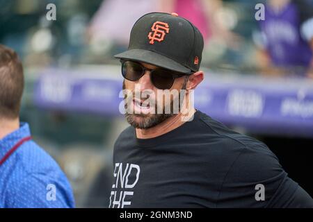 Denver CO, États-Unis. 25 septembre 2021. Gabe Kapler, responsable de San Francisco (19), parle avant le match avec les San Francisco Giants et les Colorado Rockies qui se sont tenus à Coors Field, à Denver Co. David Seelig/Cal Sport Medi. Crédit : csm/Alay Live News Banque D'Images