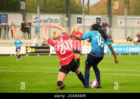 Dartford, Royaume-Uni. 26 septembre 2021. Alanah Mann (24 Coventry United) clôture de la croix Karin Muya (16 Lionesses de London City) pendant le match de championnat FA féminin entre les Lionesses de London City et Coventry United à Princes Park à Dartford Credit: SPP Sport Press photo. /Alamy Live News Banque D'Images