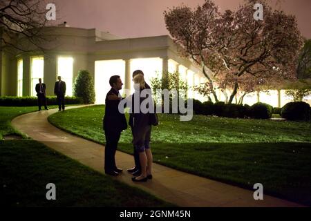 Le président Barack Obama et le président français Nicholas Sarkozy parlent sur le trottoir de la pelouse sud à la suite de leur dîner privé dans la résidence de la Maison Blanche, le 30 mars 2010. Un interprète est avec eux. (Photo officielle de la Maison Blanche par Pete Souza) cette photo officielle de la Maison Blanche est disponible uniquement pour publication par les organismes de presse et/ou pour impression personnelle par le(s) sujet(s) de la photo. La photographie ne peut être manipulée d'aucune manière et ne peut pas être utilisée dans des documents commerciaux ou politiques, des publicités, des e-mails, des produits, des promotions qui, de quelque manière que ce soit, suggèrent APP Banque D'Images