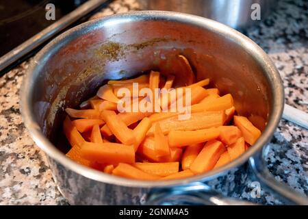 Casserole de carottes fraîchement bouillies sur un comptoir de cuisine Banque D'Images