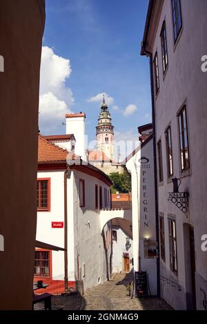 CESKY KRUMLOV, RÉPUBLIQUE TCHÈQUE - 10 SEPTEMBRE 2021 : rue étroite avec le château en arrière-plan Banque D'Images