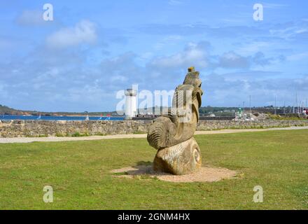 Camaret sur Mer, France, 08-06-2021 vue sur la côte, une sculpture près du port Banque D'Images