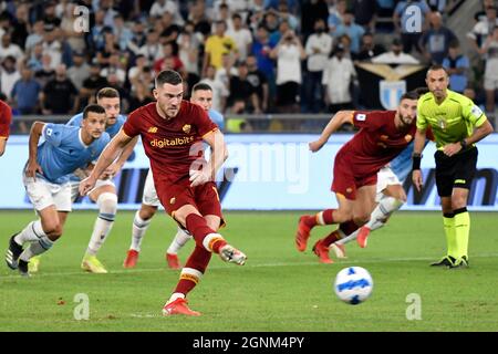 Roma, Italie. 26 septembre 2021. Jordan Veretout of AS Roma marque sur la pénalité le but de 3-2 pour son côté pendant la série Un match de football entre SS Lazio et AS Roma au stade Olimpico à Rome (Italie), le 26 septembre 2021. Photo Andrea Staccioli/Insidefoto crédit: Insidefoto srl/Alamy Live News Banque D'Images