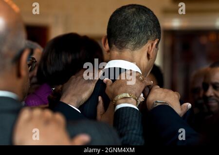 Le président Barack Obama prie les dirigeants chrétiens dans la salle bleue de la Maison Blanche, avant le déjeuner de prière de Pâques, le 6 avril 2010. (Photo officielle de la Maison Blanche par Pete Souza) cette photo officielle de la Maison Blanche est disponible uniquement pour publication par les organismes de presse et/ou pour impression personnelle par le(s) sujet(s) de la photo. La photographie ne peut être manipulée d'aucune manière et ne peut pas être utilisée dans des documents commerciaux ou politiques, des publicités, des courriels, des produits, des promotions qui, de quelque manière que ce soit, suggèrent l'approbation ou l'approbation du Président, de la première famille ou de t Banque D'Images