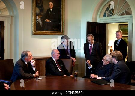 L'ancien secrétaire d'État Henry Kissinger s'entretient avec, de gauche à droite, Sam Nunn, co-président et chef de la direction de l'Initiative sur la menace nucléaire (NTI), l'ancien secrétaire d'État George Shultz, Gary Samore, directeur principal de la non-prolifération, du contrôle des armements et coordonnateur de la lutte contre les armes nucléaires, l'ancien secrétaire à la Défense William Perry, le NSC Staffer Matt Spence, Et Mike McFaul, directeur principal des affaires russes et asiatiques, assis à droite dans la salle du Cabinet de la Maison Blanche, avant de rencontrer le président Barack Obama, le 6 mai 2010. (Photo officielle de la Maison Blanche par Pete Souza) cette Maison Blanche officielle Banque D'Images