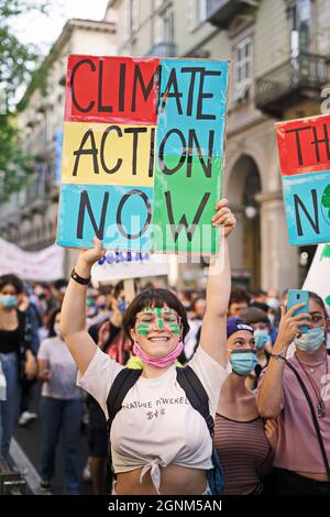 Mouvement vendredi pour l'avenir. De jeunes manifestants tiennent des pancartes pendant la marche de la grève. Turin, Italie - septembre 2021 Banque D'Images