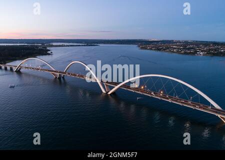 Foto Aerea Ponte JK sobre Lago Paranoa, Brasilia, Capital do Brasil Banque D'Images