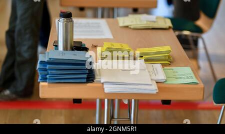 Vallée principale, Allemagne. 26 septembre 2021. 26.09.2021, xpsx, paiement du vote de Lokal Maintal de gauche à droite, bulletin de vote, paiement, paiement, extrapolation, Élections, élection, élection du maire, crédit: dpa/Alay Live News Banque D'Images