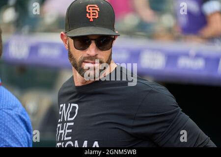 Denver CO, États-Unis. 25 septembre 2021. Gabe Kapler, responsable de San Francisco (19), parle avant le match avec les San Francisco Giants et les Colorado Rockies qui se sont tenus à Coors Field, à Denver Co. David Seelig/Cal Sport Medi. Crédit : csm/Alay Live News Banque D'Images
