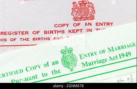 Un certificat de naissance et de mariage. Deux des événements les plus importants de la vie. Banque D'Images