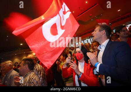 Munich, Allemagne. 26 septembre 2021. Les visiteurs du parti électoral du SPD bavarois applaudissent comme les premières projections sont annoncées. Credit: Karl-Josef Hildenbrand/dpa/Alay Live News Banque D'Images