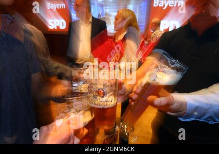 Munich, Allemagne. 26 septembre 2021. Les visiteurs du parti électoral du SPD bavarois ont un toast avec des verres à bière. Credit: Karl-Josef Hildenbrand/dpa/Alay Live News Banque D'Images