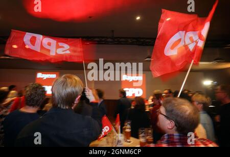 Munich, Allemagne. 26 septembre 2021. Les visiteurs du parti électoral du SPD bavarois applaudissent comme les premières projections sont annoncées. Credit: Karl-Josef Hildenbrand/dpa/Alay Live News Banque D'Images