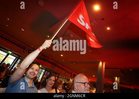 Munich, Allemagne. 26 septembre 2021. Les visiteurs du parti électoral du SPD bavarois applaudissent comme les premières projections sont annoncées. Credit: Karl-Josef Hildenbrand/dpa/Alay Live News Banque D'Images