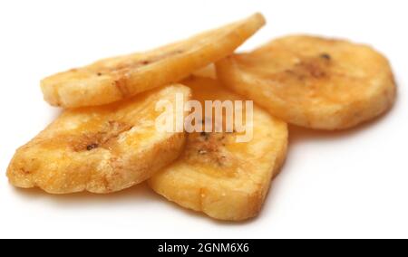 Puces de banane isolées sur fond blanc Banque D'Images